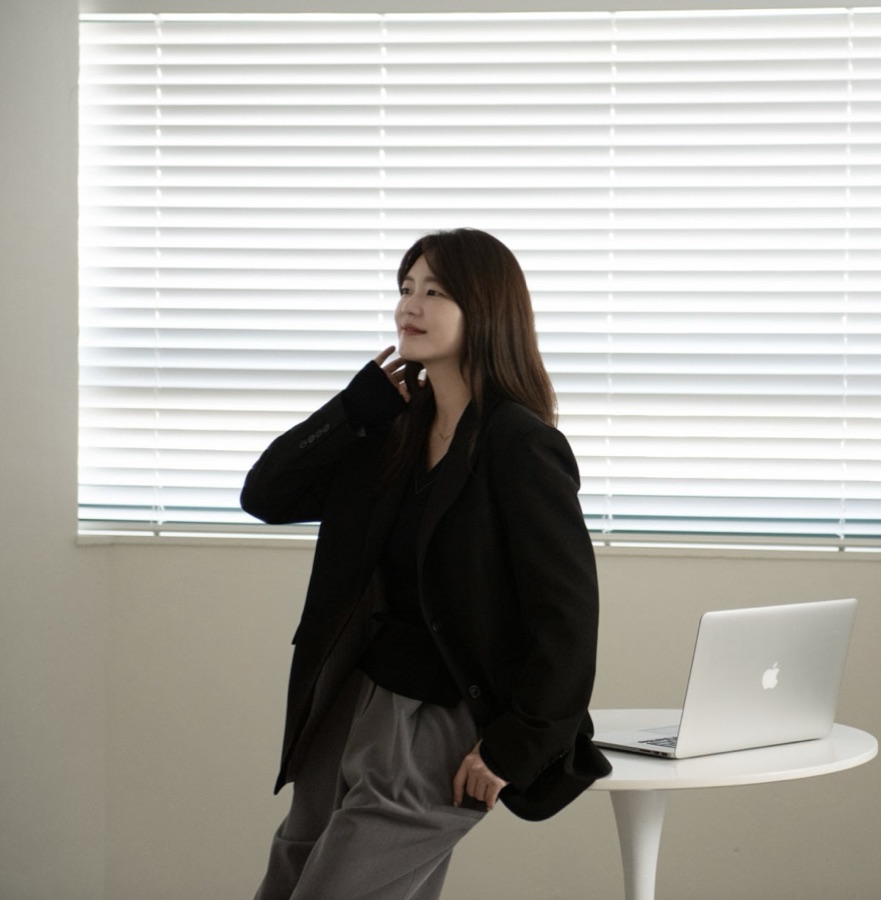 노트북 옆에서 프로젝트를 준비하는 박시하