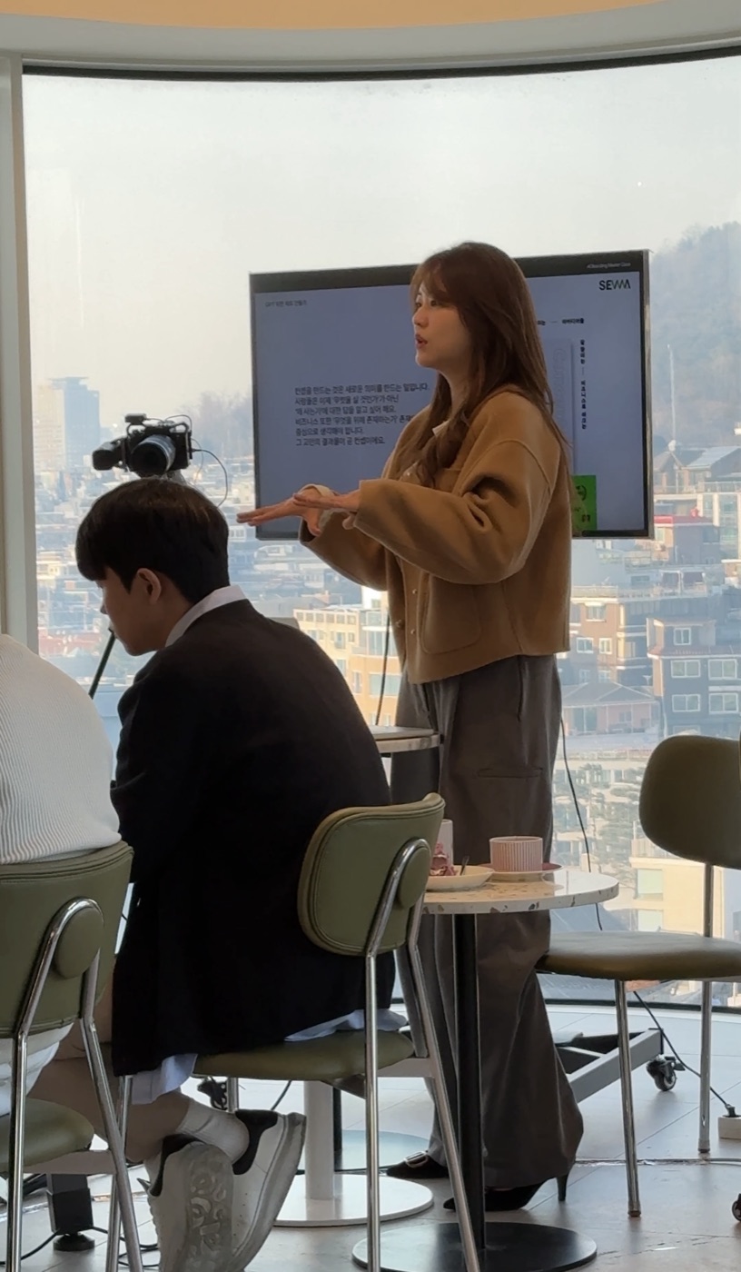 창가의 소규모 브랜드 워크숍에서 박시하가 참여자와 대화하는 모습